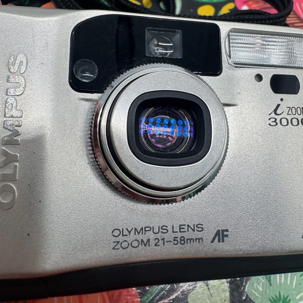 Olympus i Zoom 3000 APS Film Camera 21-58mm AF Quartzdate Silver with Case